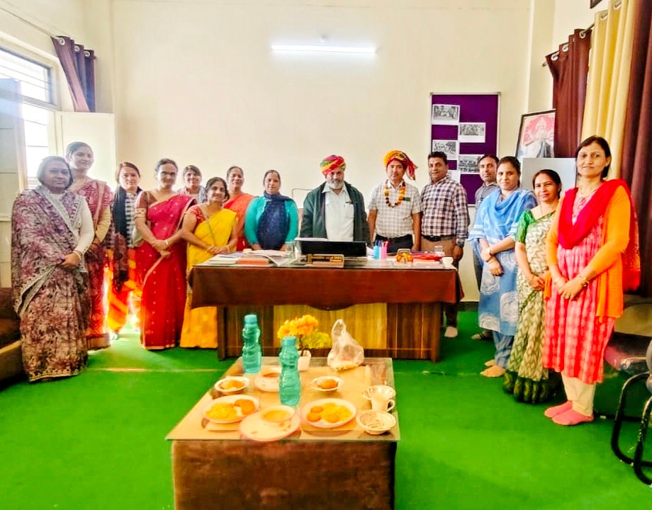 प्रधानाचार्य की प्रेरणा से 81 सेट टेबल स्कूल राउमावि ऊंचा को भेंट किये।