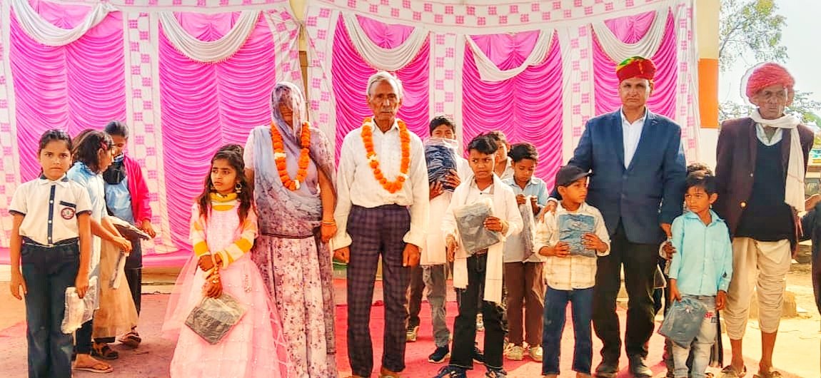 भामाशाह द्वारा विद्यार्थियों को ऊनी जर्सियां वितरित।