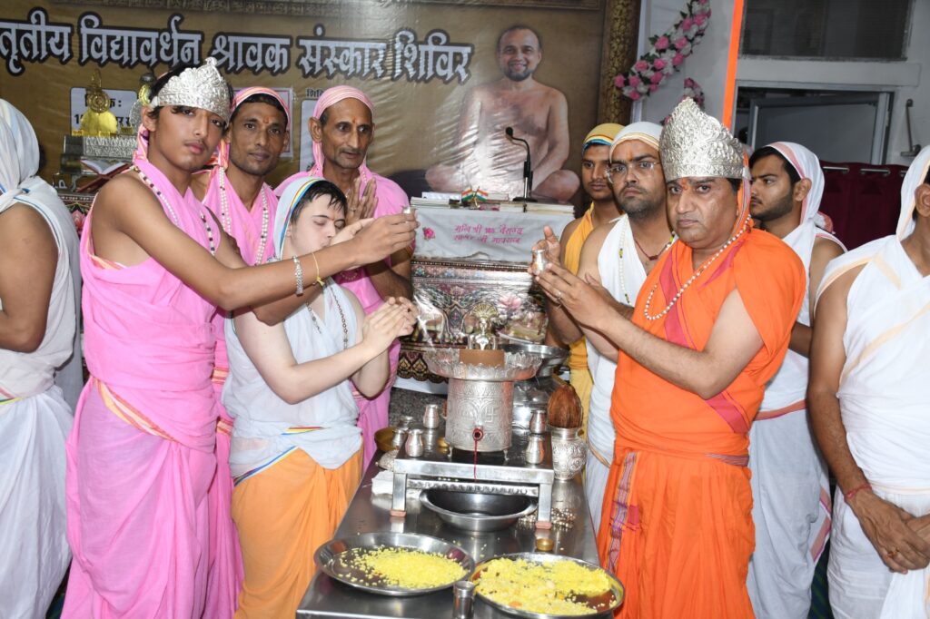 व्यक्ति लोभ, भय, हास्य और स्नेह के कारण असत्य बोलता है :- महाराज श्री।
