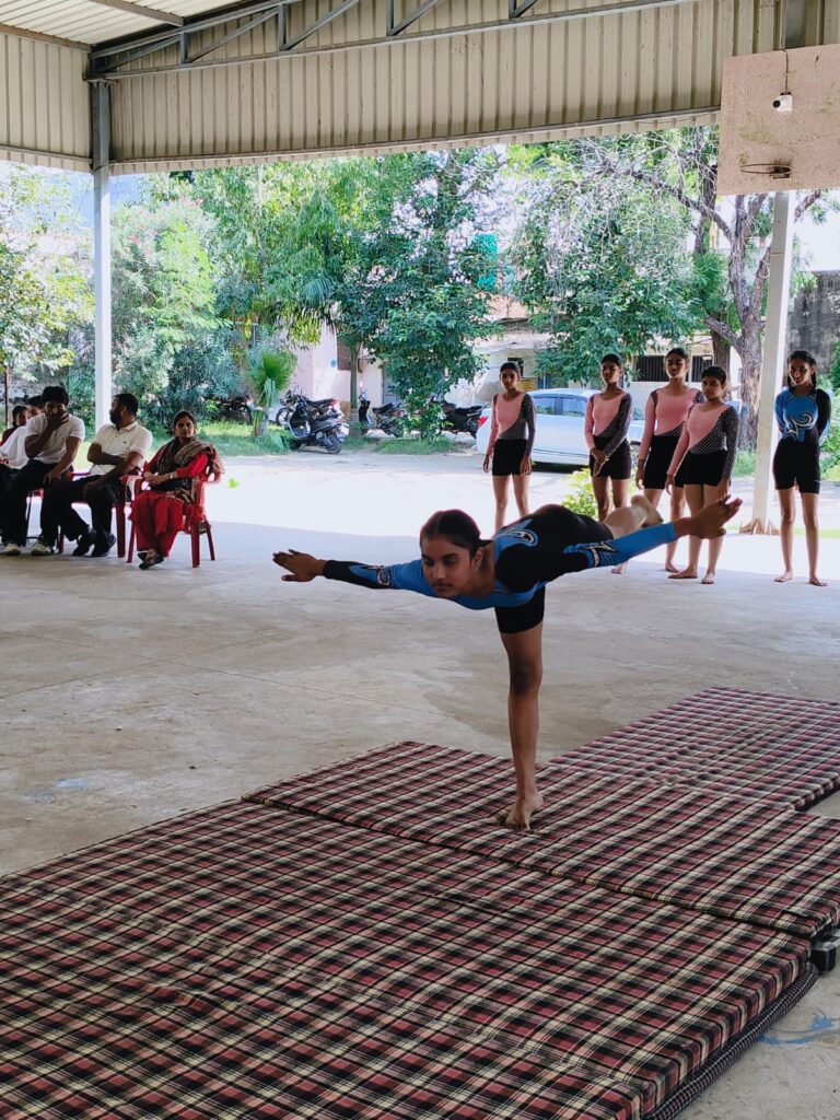 70वीं जिला स्तरीय जिम्नास्टिक प्रतियोगिता का भव्य उद्घाटन।