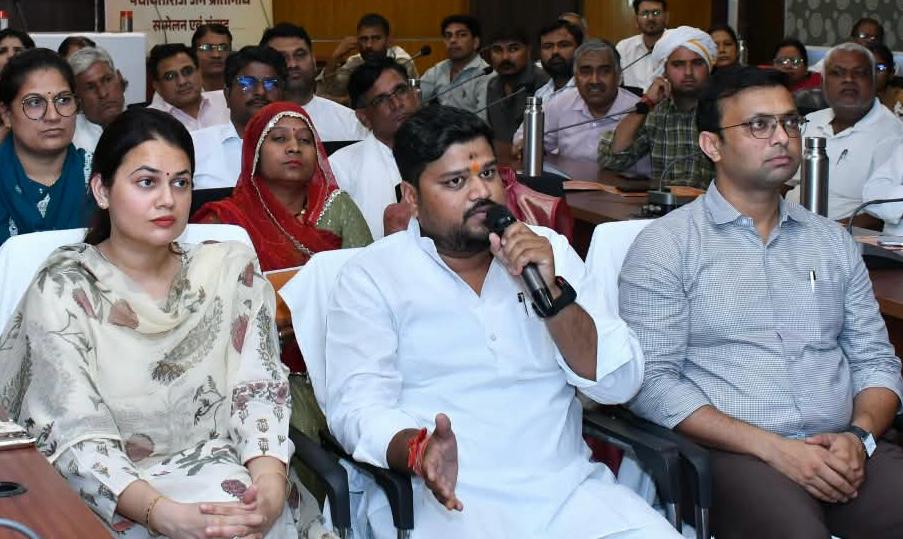 सरपंच दिव्यांश एम भारद्वाज से मुख्यमंत्री भजन लाल शर्मा ने वीडियो कॉन्फ्रेंस के जरिए किया संवाद।