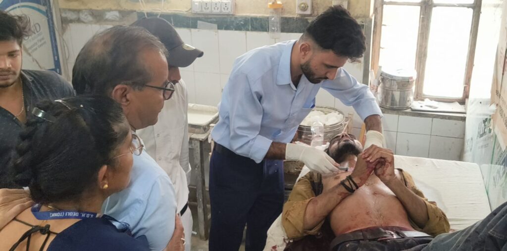 नुकीली वस्तु से युवक पर हमला, पुलिस हमलावरों की तलाश में जुटी।